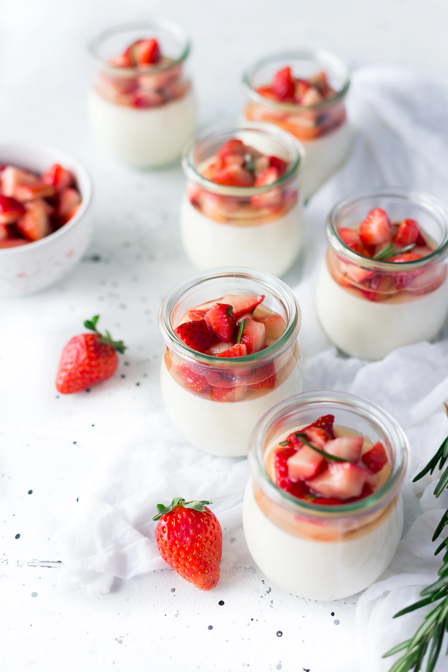 Berry & cream — illustrative photograph